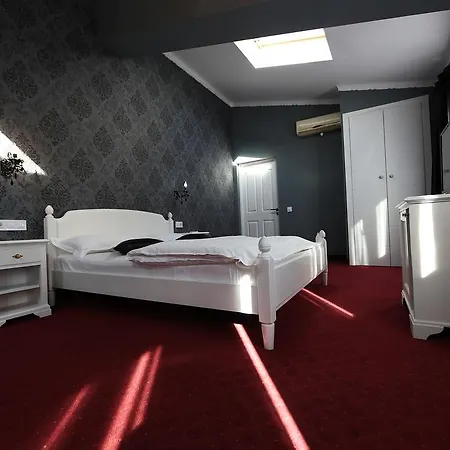 Old City Nf Hotels 4*